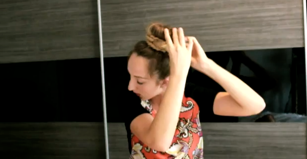 How to do a quick and easy hair bun (video)